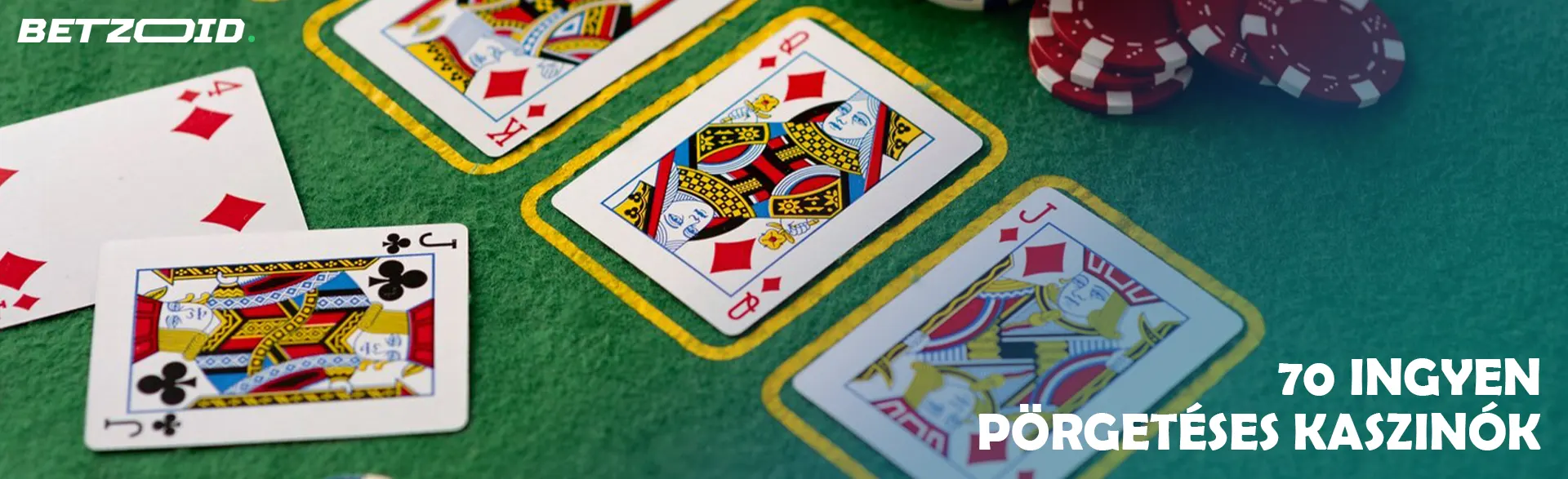 Kártyák kaszinó zsetonok mellett.