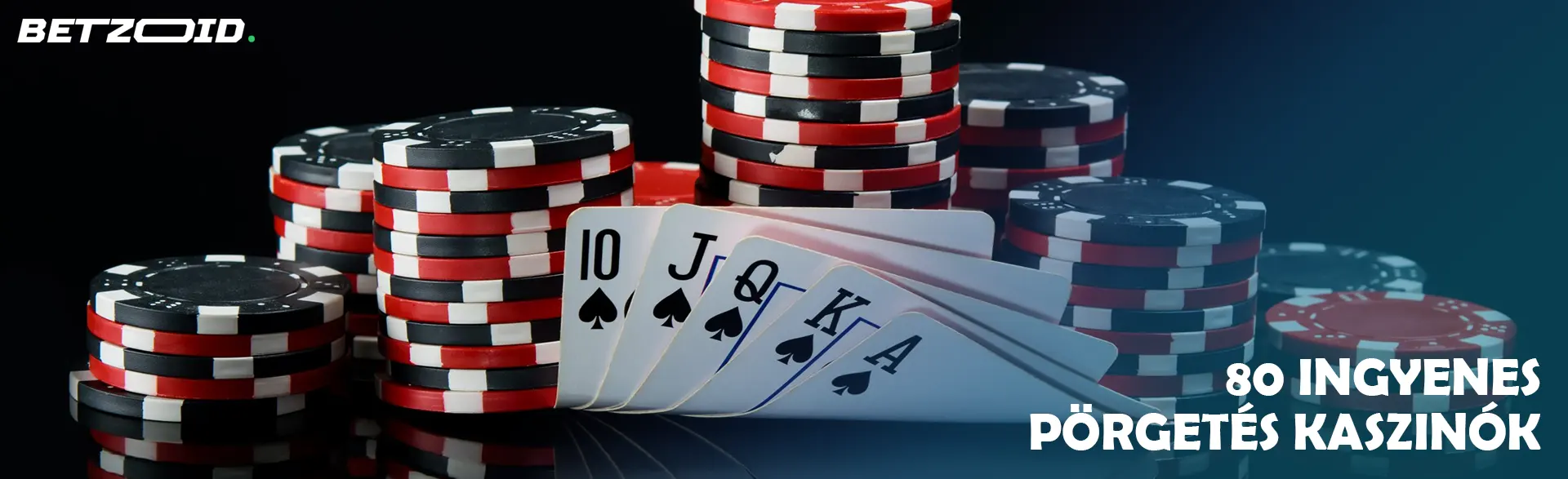 Kaszinókártyák és zsetonok sötét háttér előtt.