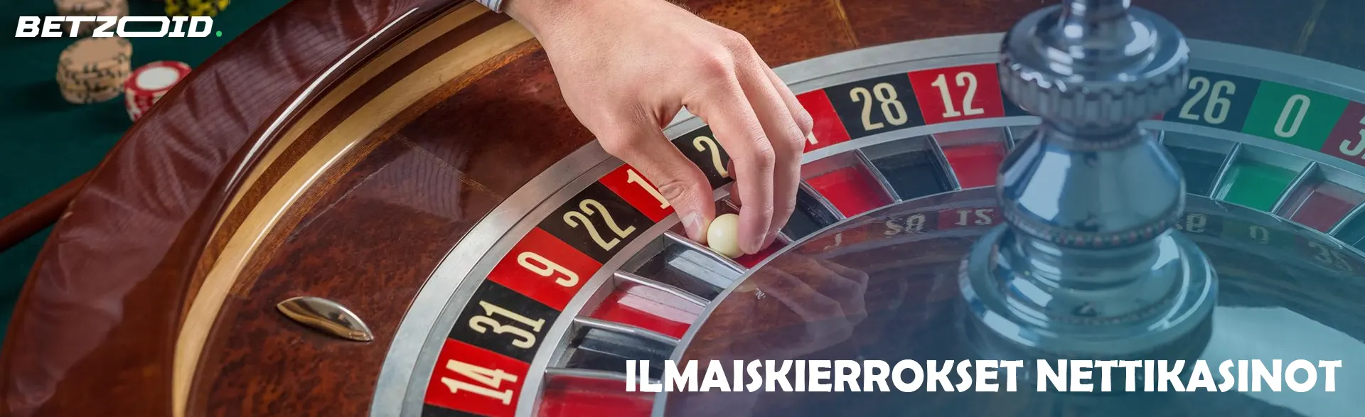 Pelaaja asettaa pallon rulettipyörälle.