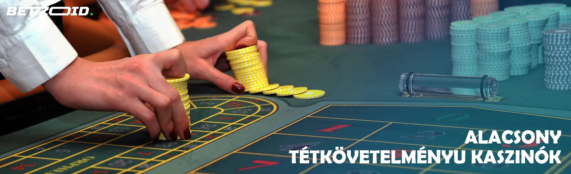 Egy játékos zsetonokat tart egy kaszinóasztalon.