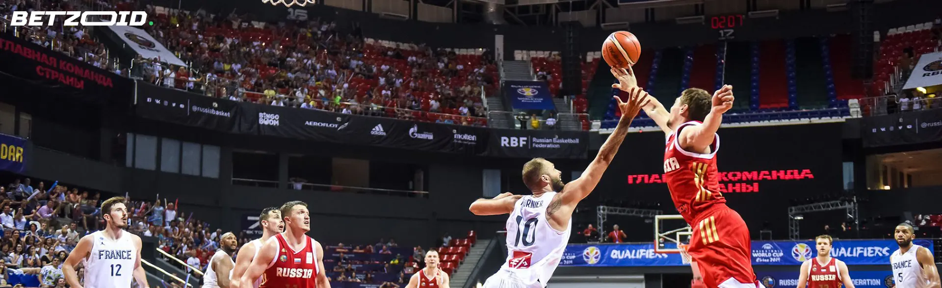 Un partido de baloncesto en el que los jugadores intentan bloquearse entre sí.