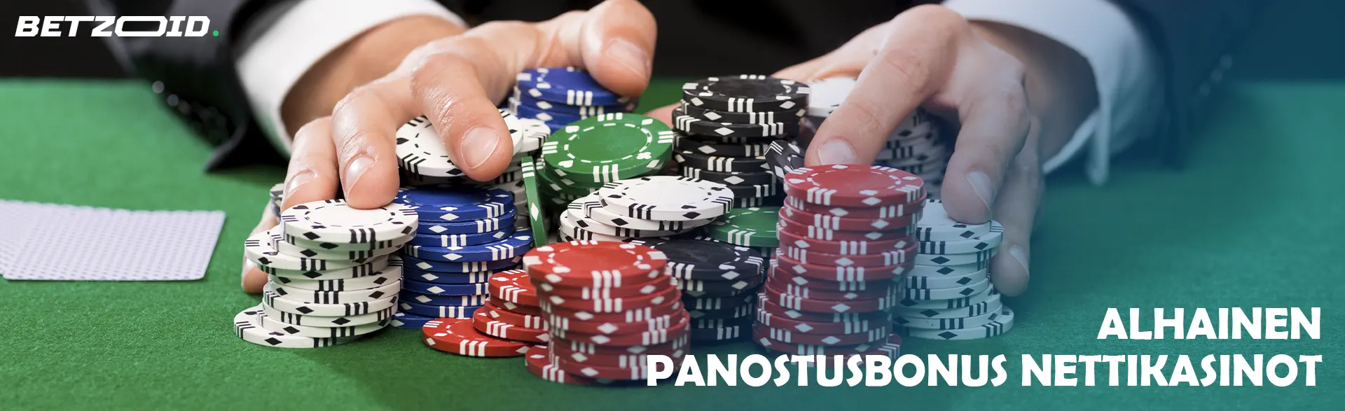 Pelaajalla on kasa pelimerkkejä kasinopöydällä. 