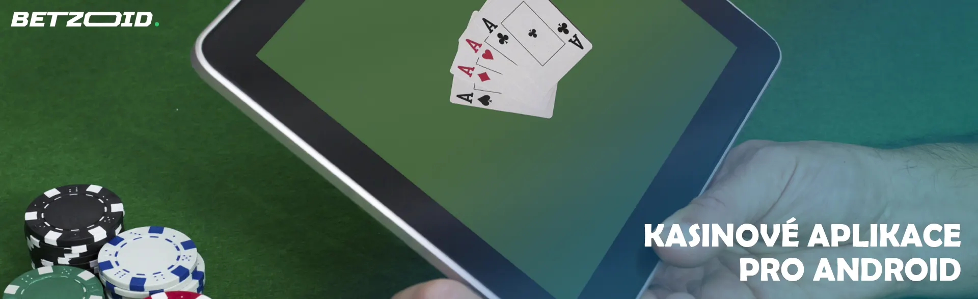 Virtuální karty na obrazovce tabletu vedle čipů.