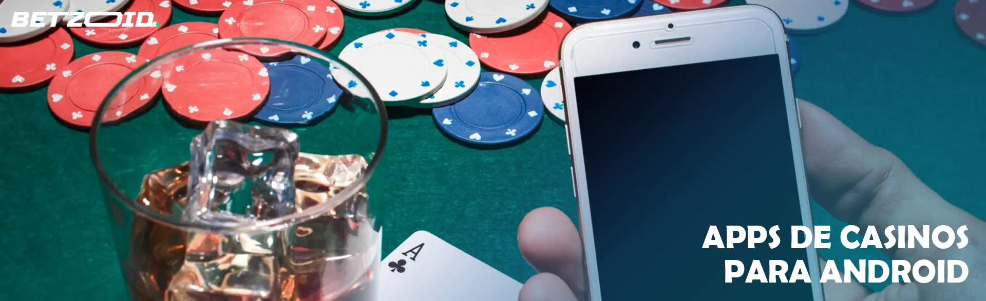 Smartphone, fichas de póquer y cartas sobre mesa verde.