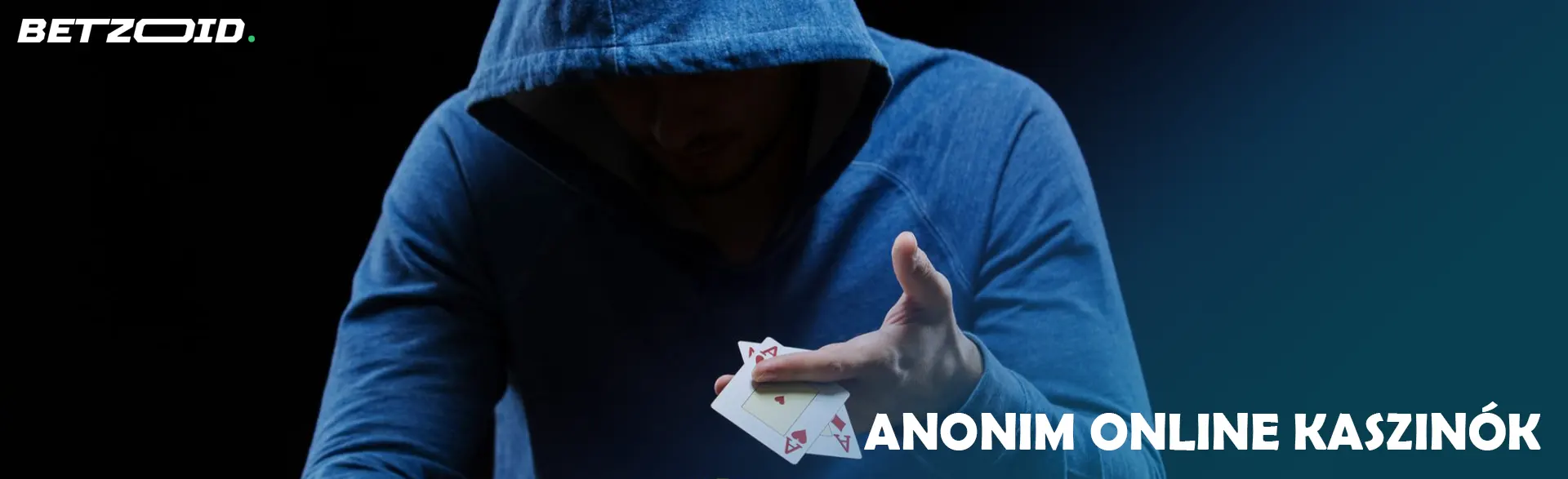 Egy kapucnis pulóvert viselő játékos kártyákat tart a kezében.