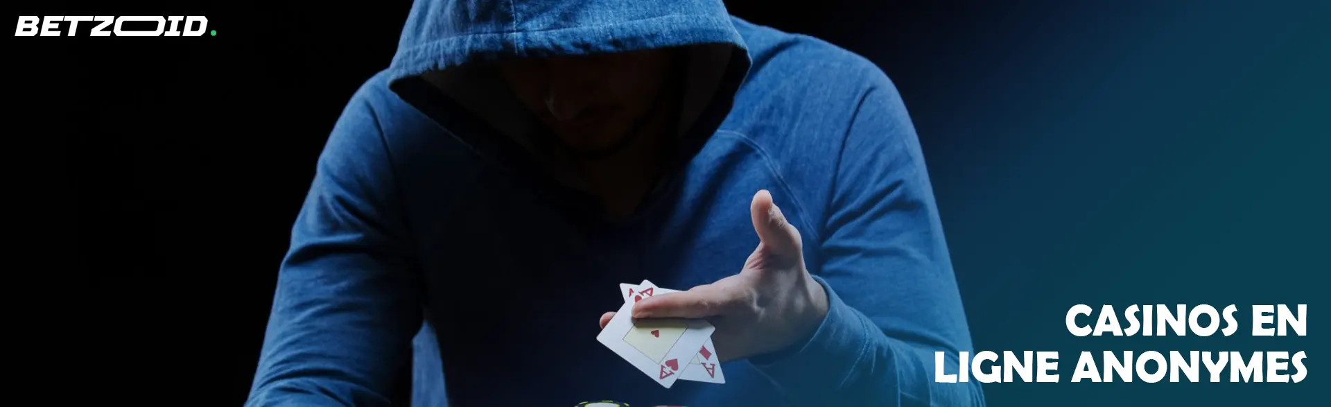 Le joueur cagoulé montre les cartes.