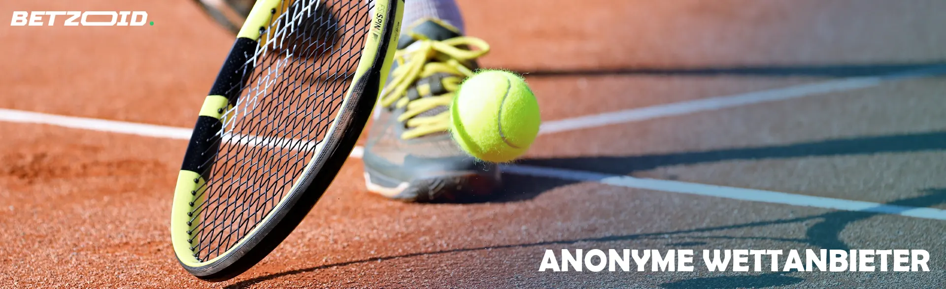 Ein Tennisspieler versucht, den Ball mit seinem Schläger zu fangen.