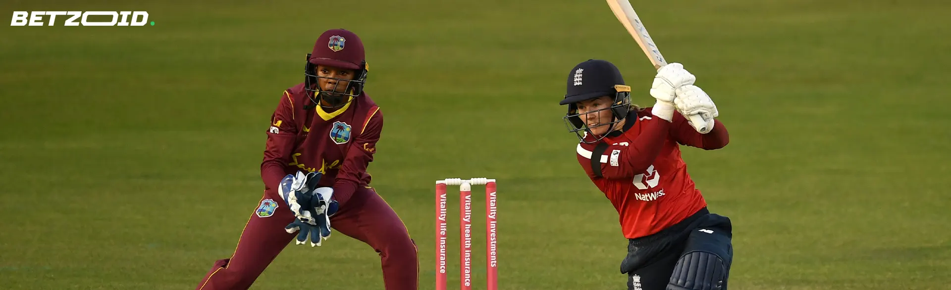 Un jugador de críquet en acción durante un partido en sitios de apuestas de cricket.