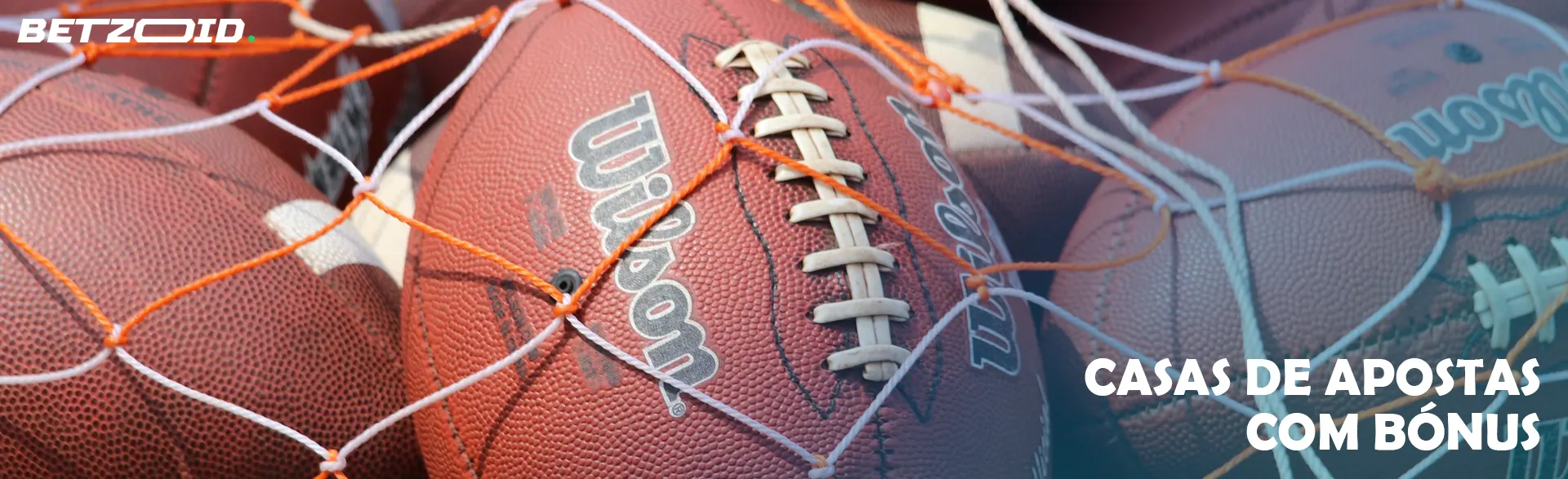 Bolas de futebol americano na rede.