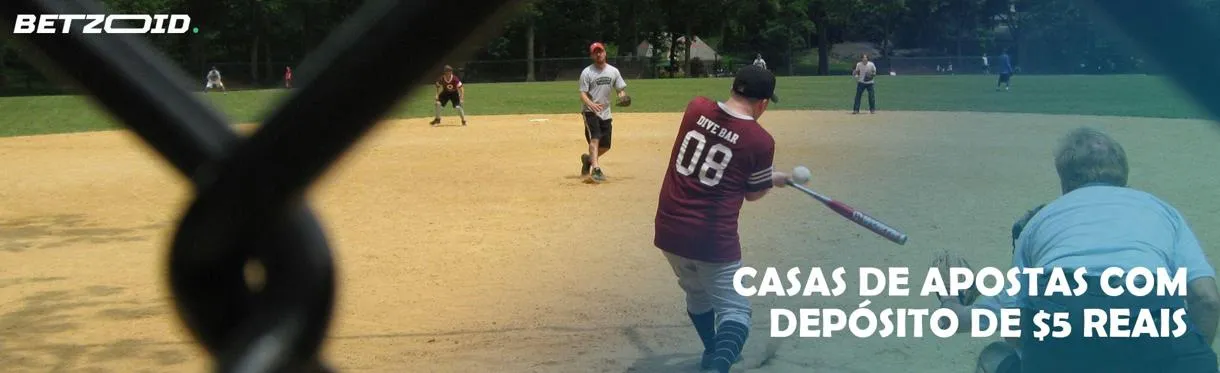 Um jogo de beisebol ao ar livre.