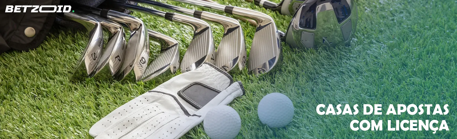 O equipamento de golfe está na relva.