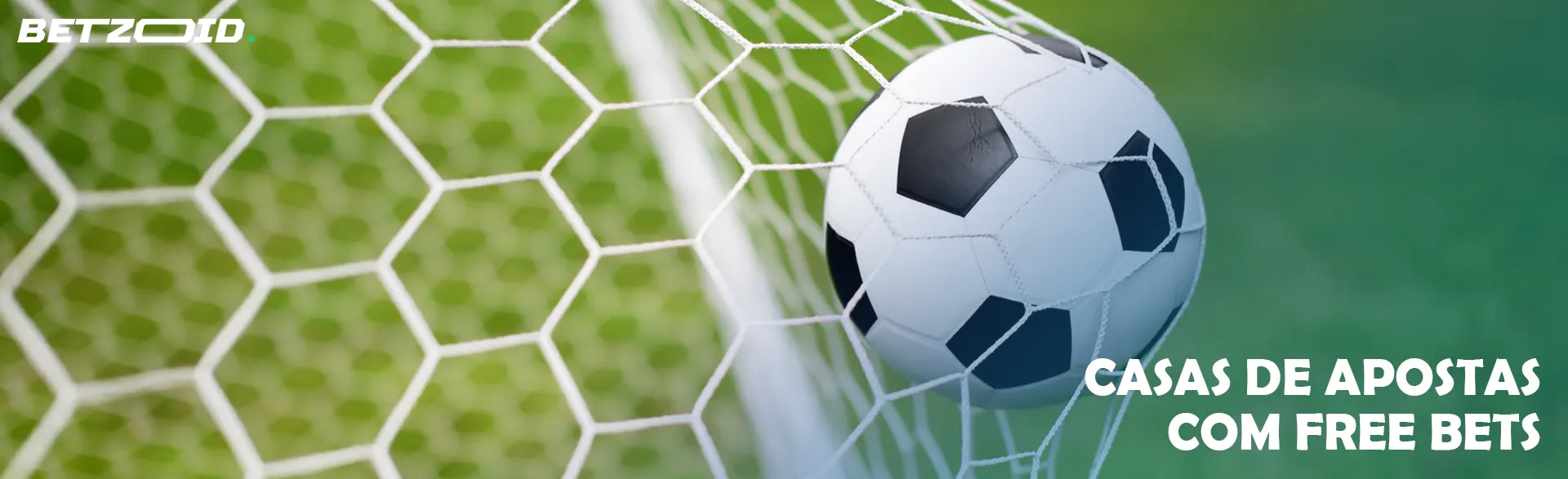 A bola de futebol voou para a baliza.