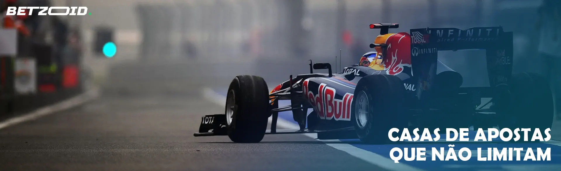 Carro de Fórmula 1 em pista.