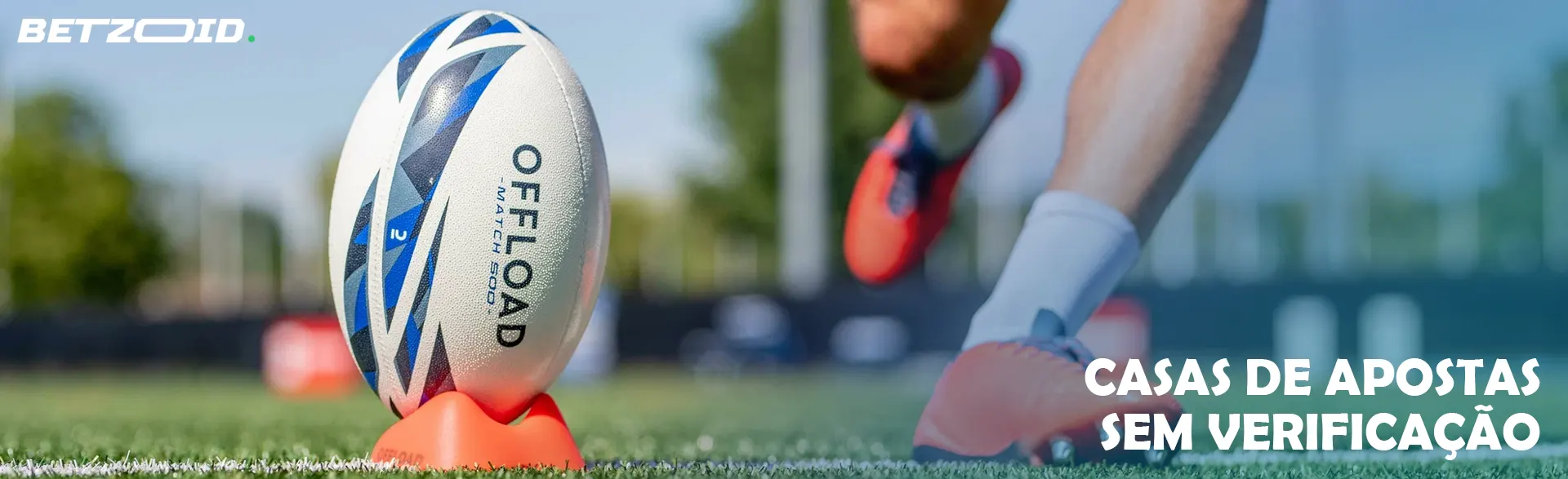 Uma bola de râguebi no relvado antes do pontapé de saída. 