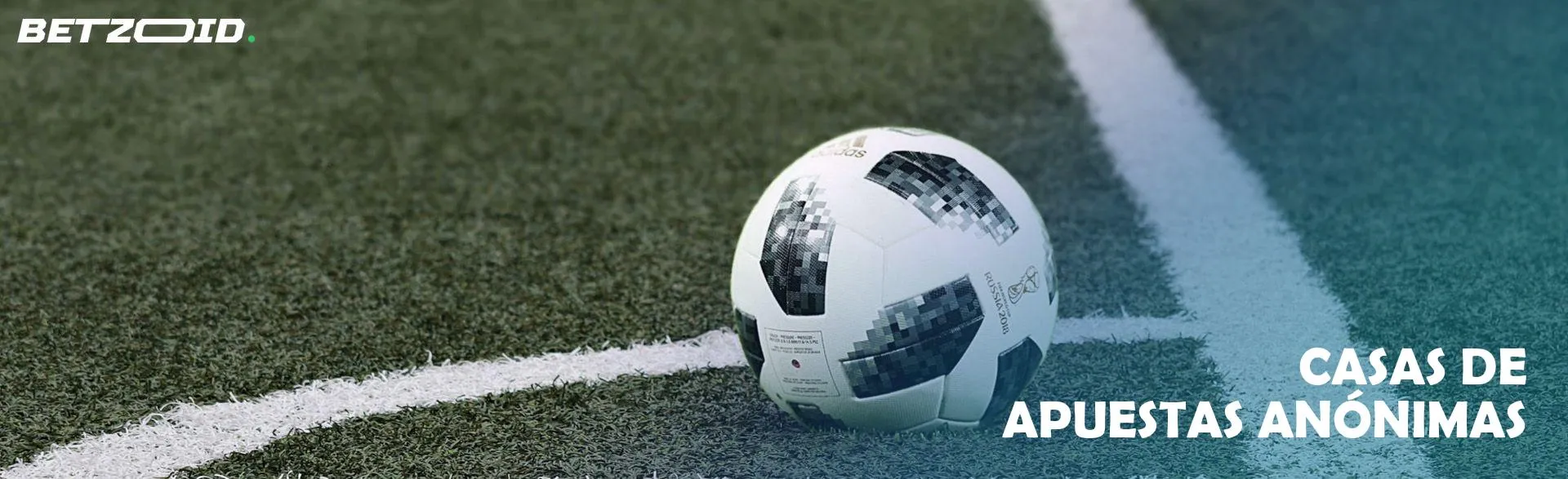 El balón de fútbol yace sobre el césped.