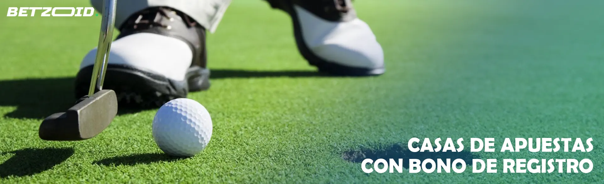 Un golfista se prepara para golpear la pelota en el campo.