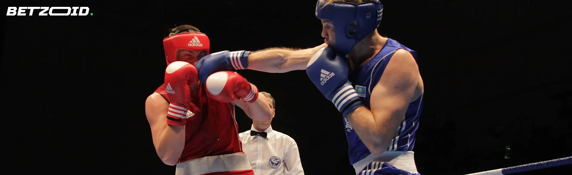 Un combate de boxeo entre dos atletas.