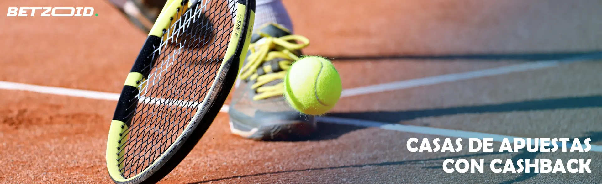 Un jugador de tenis intenta golpear la pelota con su raqueta.