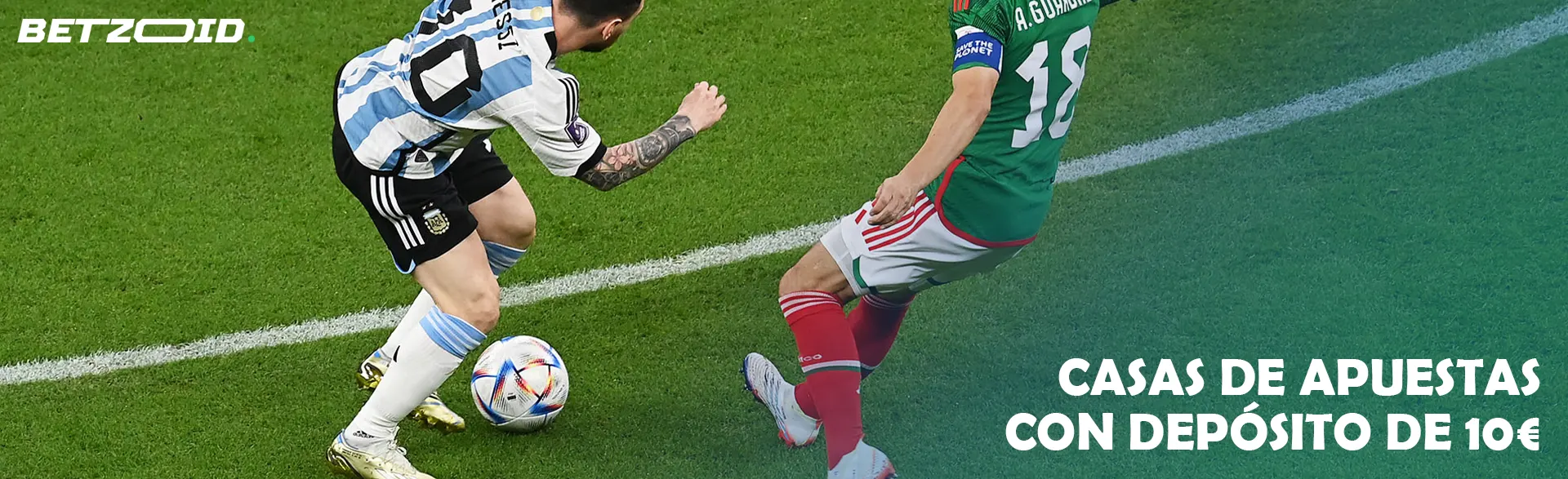 Dos futbolistas luchan por el balón en el campo.