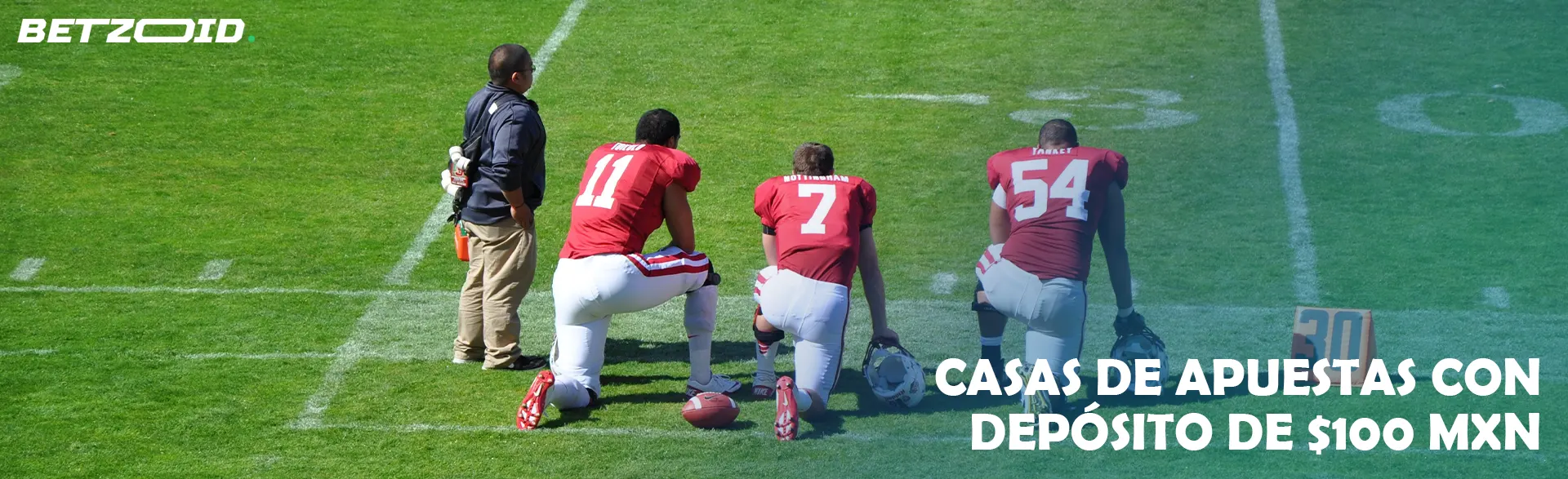 Jugadores de fútbol americano en el campo antes del partido.