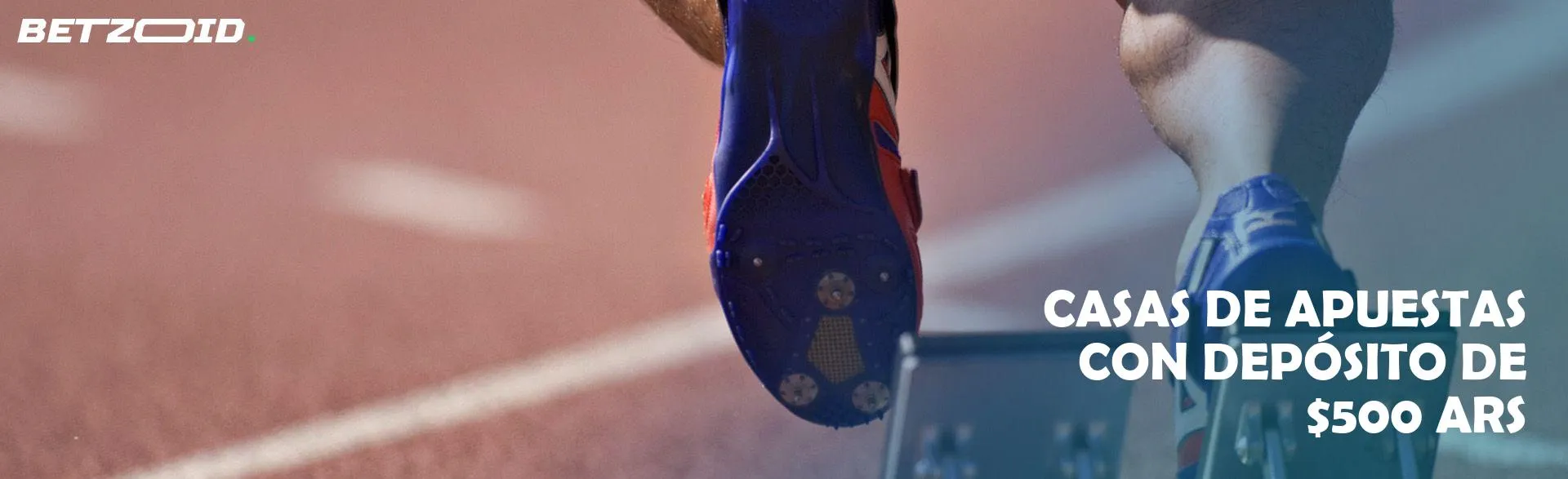 Los pies de un atleta en la cinta de correr. 