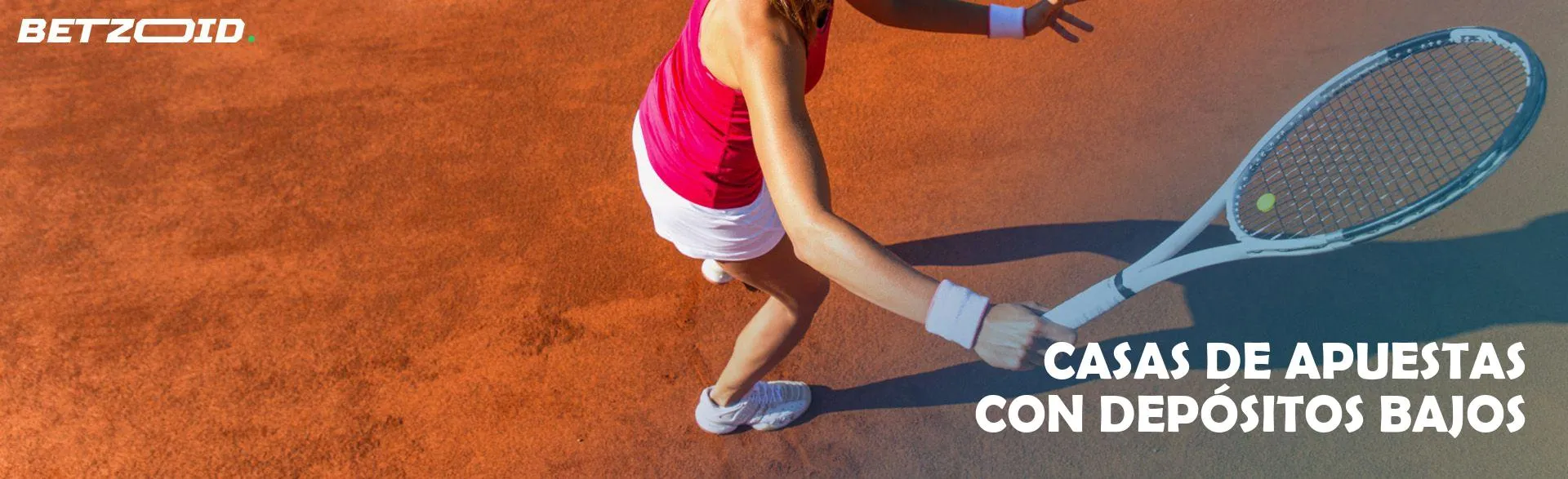 Una mujer tenista con una raqueta en la pista.