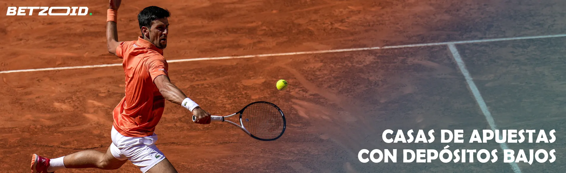 Un jugador de tenis intenta golpear la pelota.