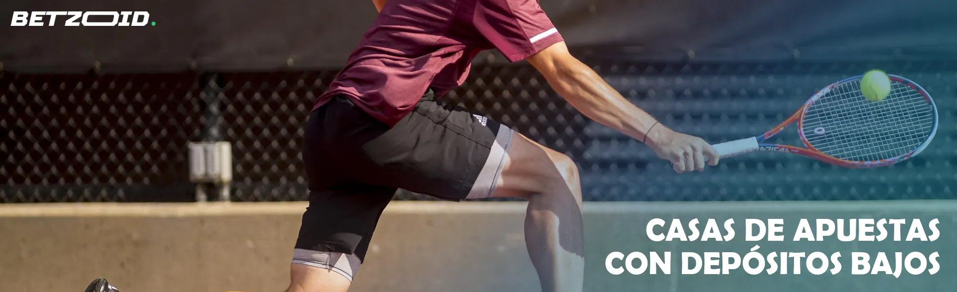 Un tenista intenta golpear la pelota.