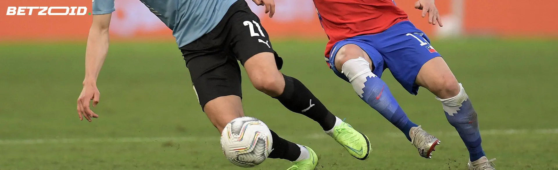 Los jugadores de fútbol luchan por el balón durante un partido.