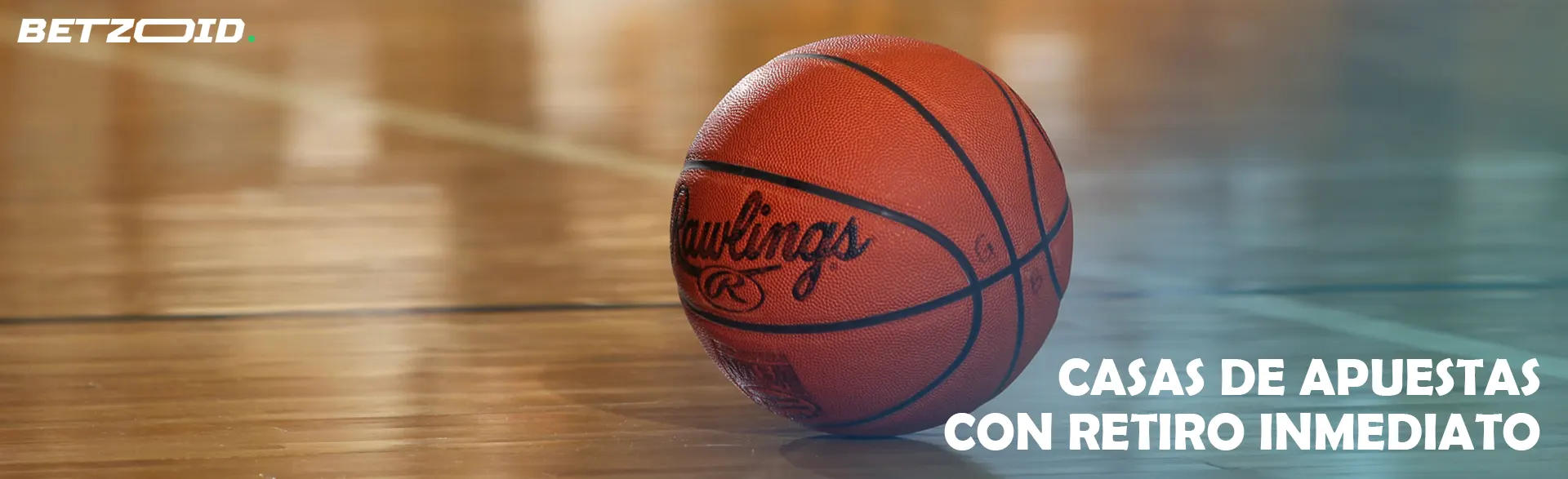 La pelota de baloncesto está en el suelo.