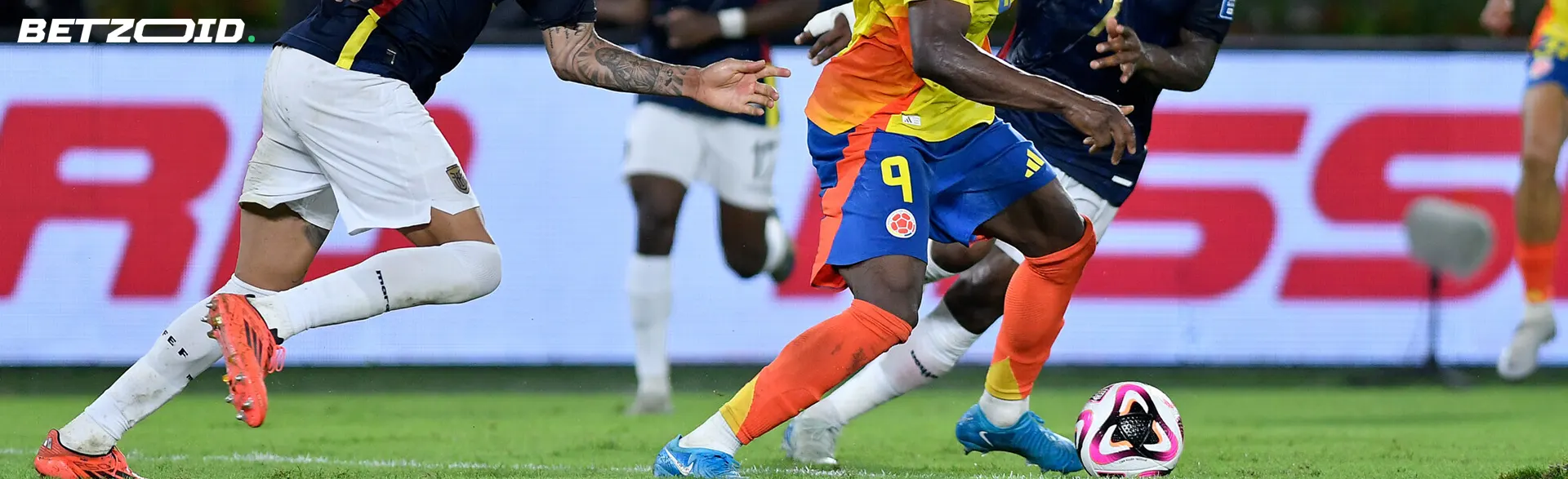 Los futbolistas luchan por el balón durante el partido.