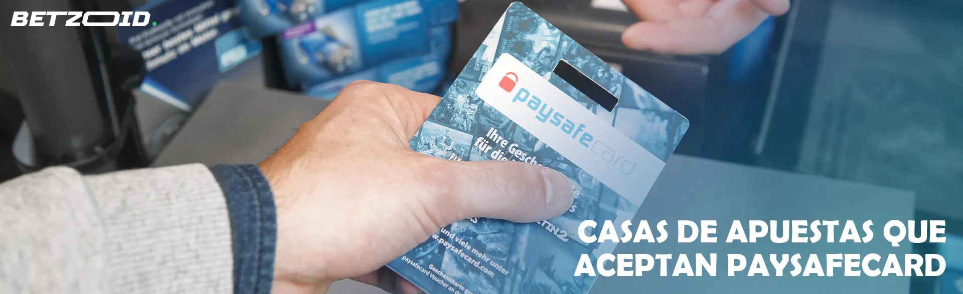 Una persona sostiene una Paysafecard empaquetada.