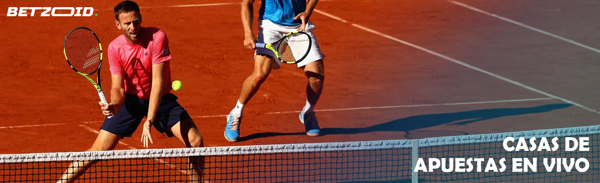 Jugadores de tenis en acción durante un partido.