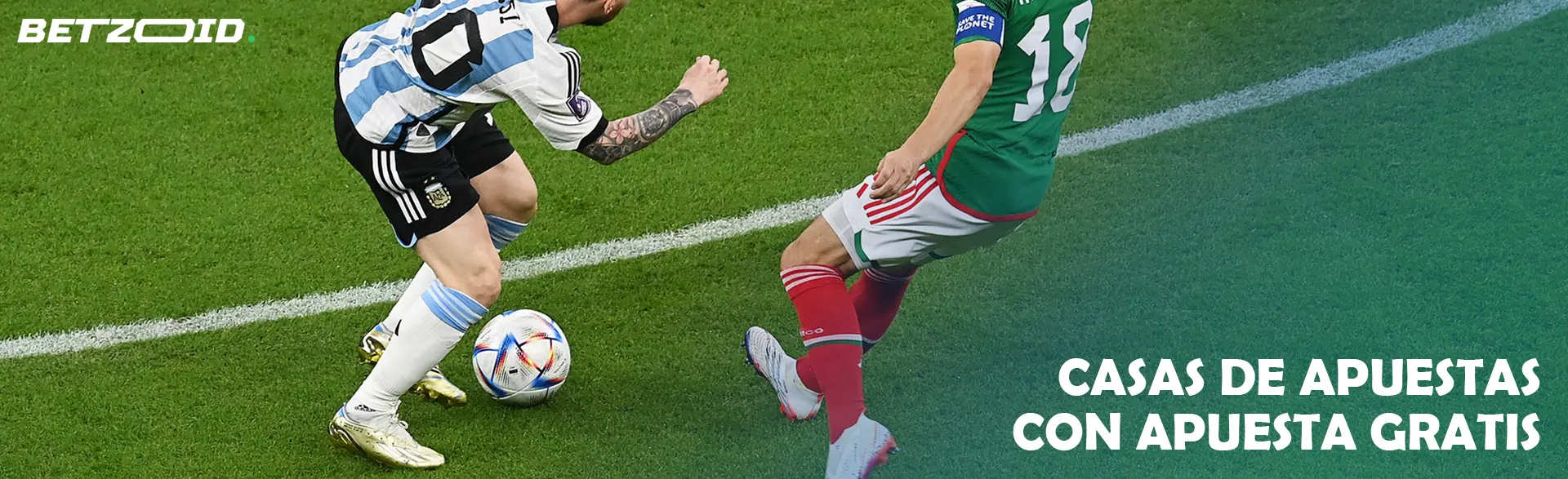 Dos futbolistas compiten por el balón en el campo durante el partido.