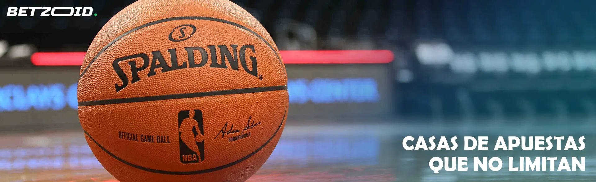La pelota de baloncesto está tirada en la cancha.