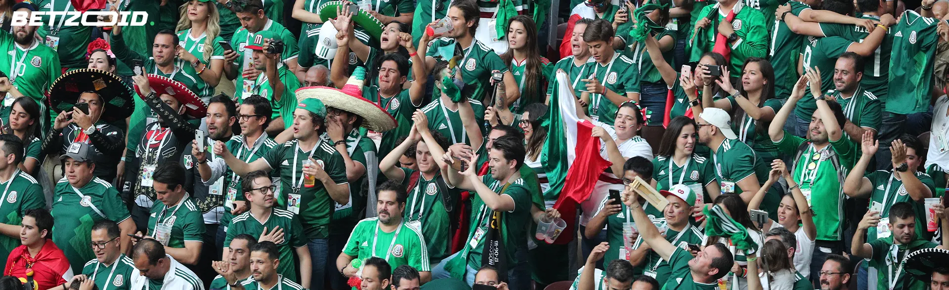Aficionados al fútbol mexicano en el estadio.