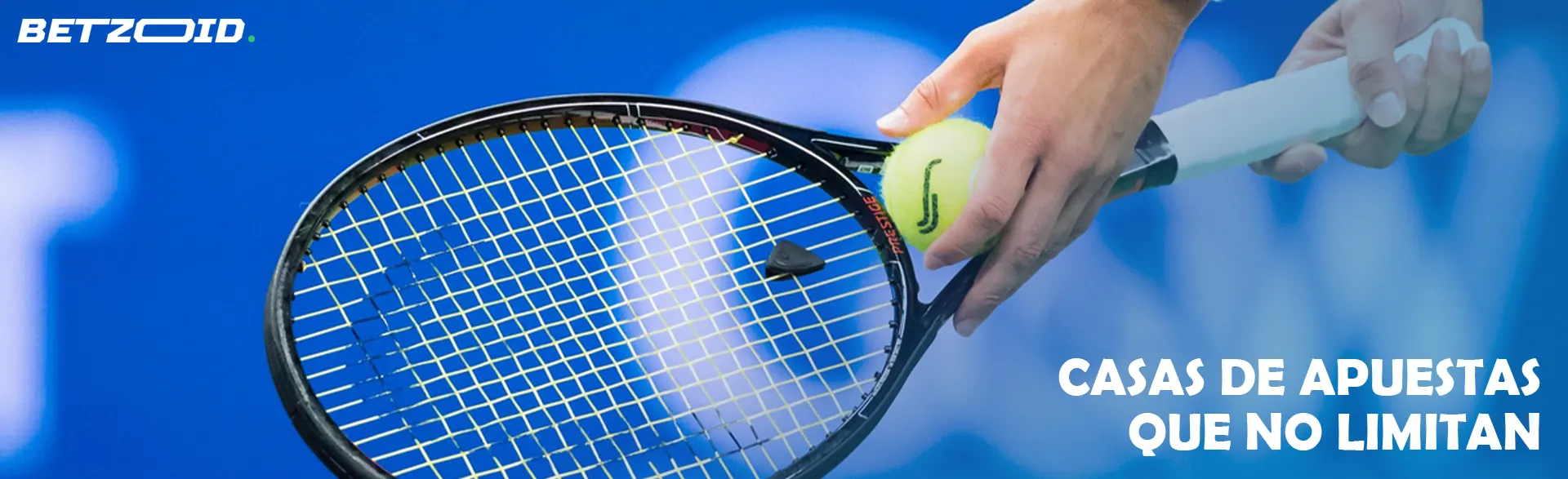 Una mano sostiene una pelota de tenis cerca de una raqueta sobre un fondo azul.