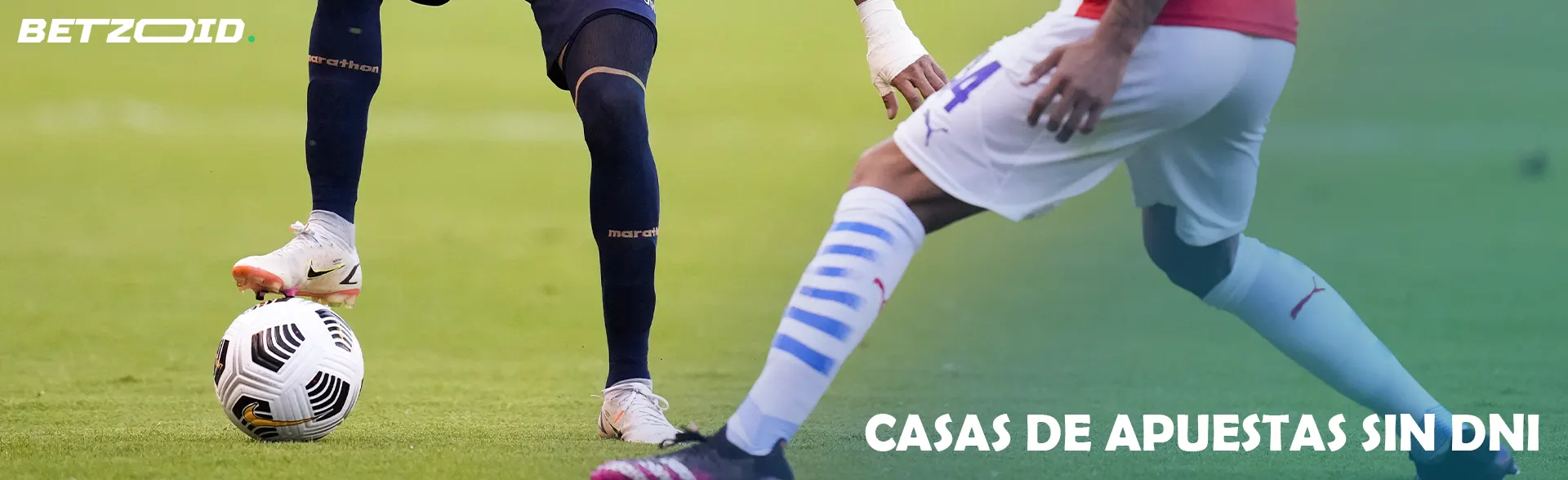 Los jugadores de fútbol luchan por el balón durante un partido.