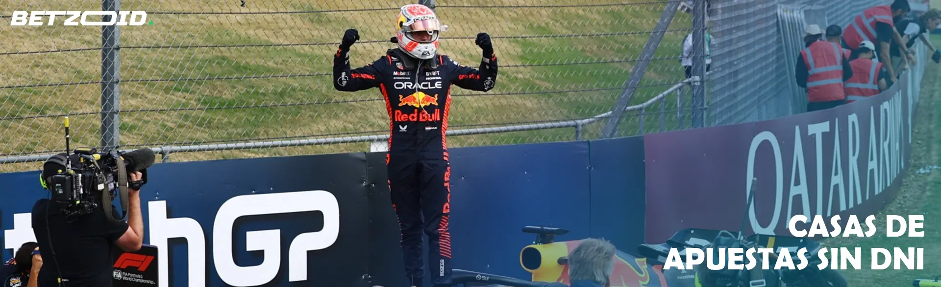 Un corredor de Red Bull en marcha celebra la victoria.