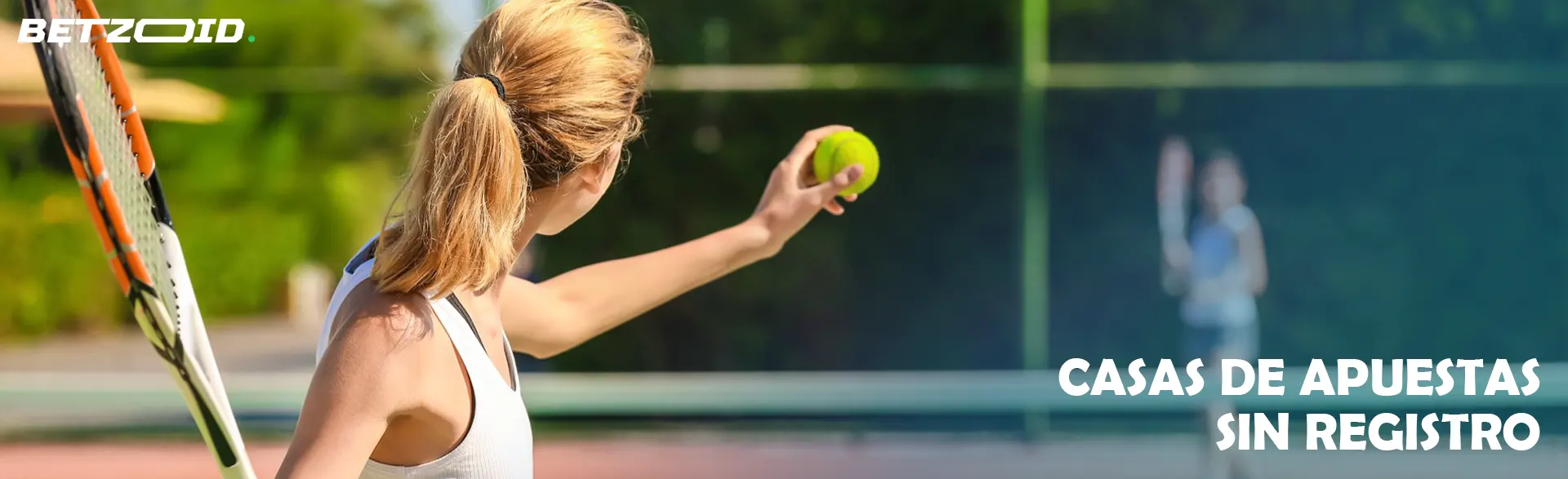 Tenistas en acción durante un partido.
