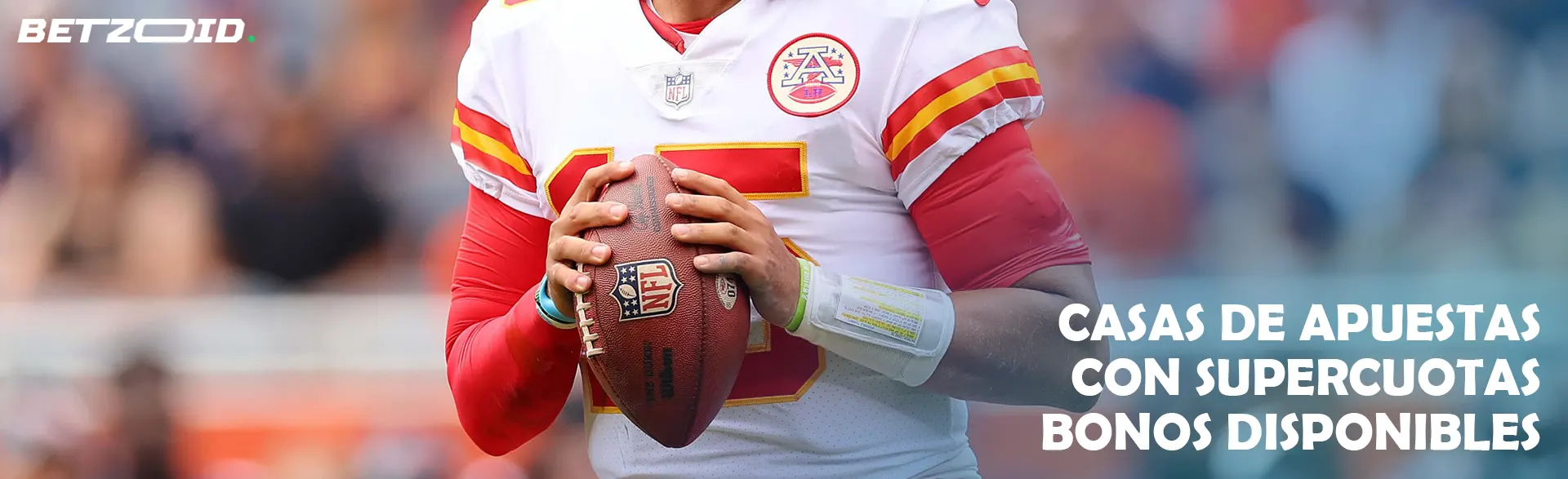 Jugador de fútbol americano sosteniendo la pelota.