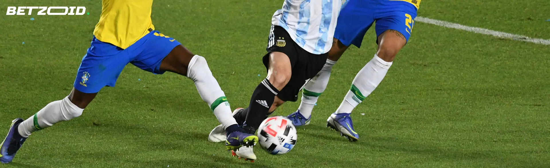 Jugadores de fútbol en acción durante un partido.
