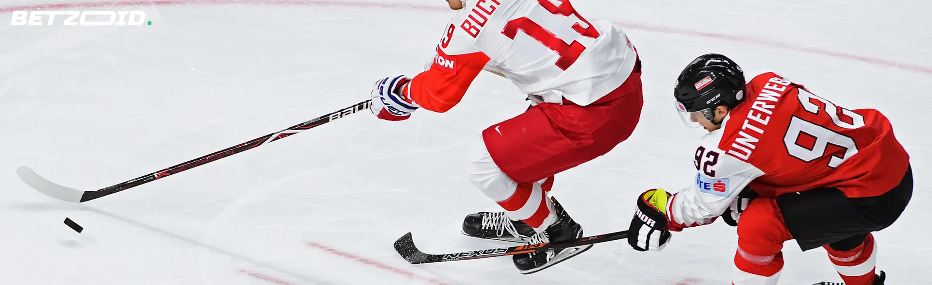 Hockeyspieler kämpfen um den Puck.