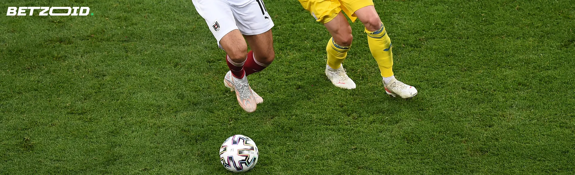 Fußballspieler kämpfen während eines Spiels um den Ball.