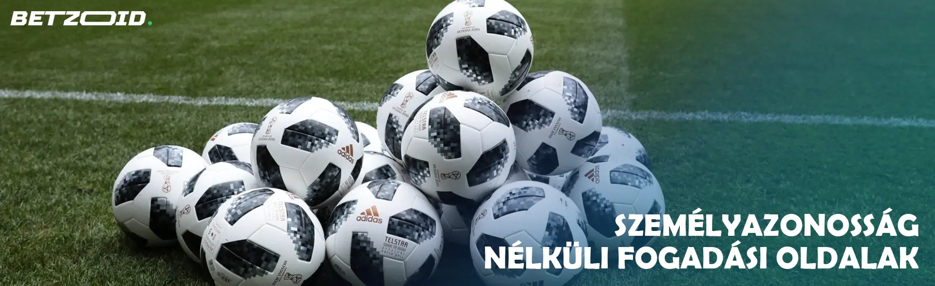 Focilabdák hevernek a fűben.