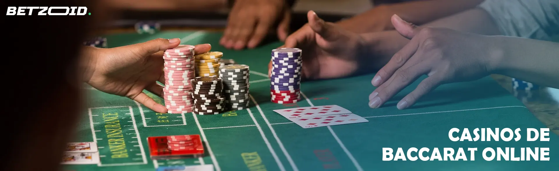 Los jugadores colocan fichas en la mesa del casino.