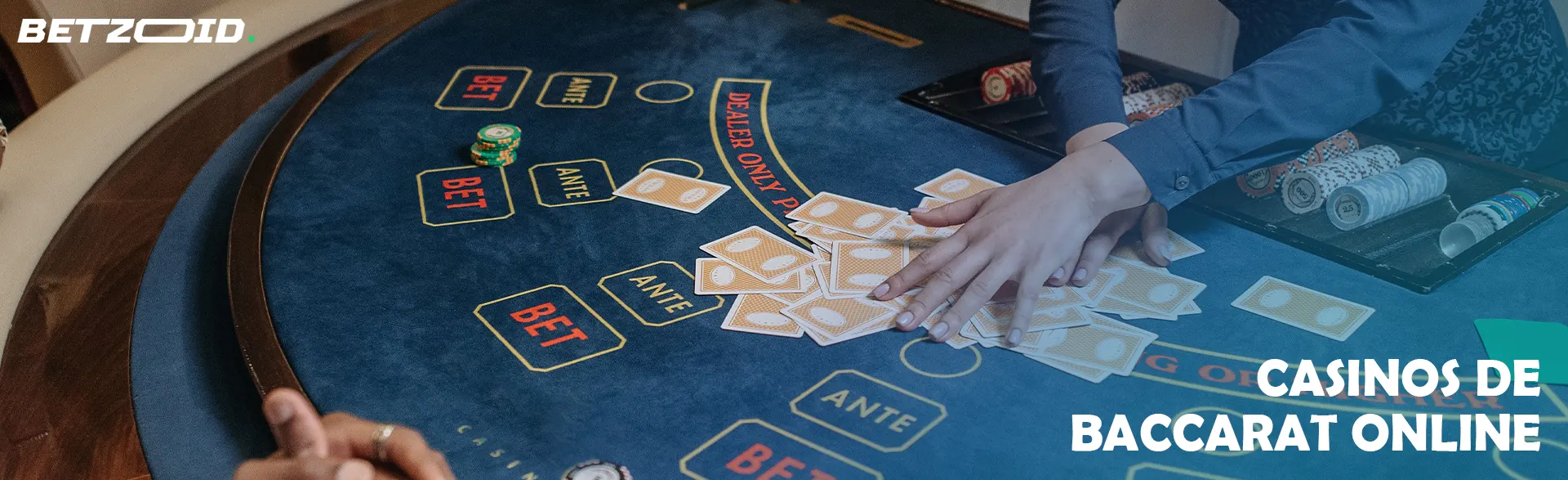 Un jugador sostiene cartas en una mesa de casino.