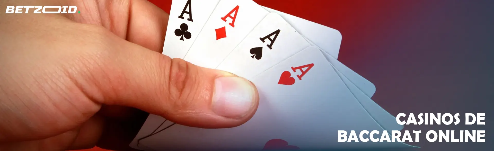 Un hombre tiene cuatro cartas en la mano.