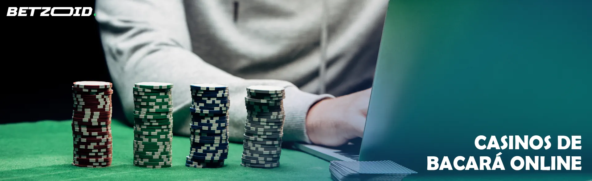 O jogador atrás do portátil ao lado das fichas.