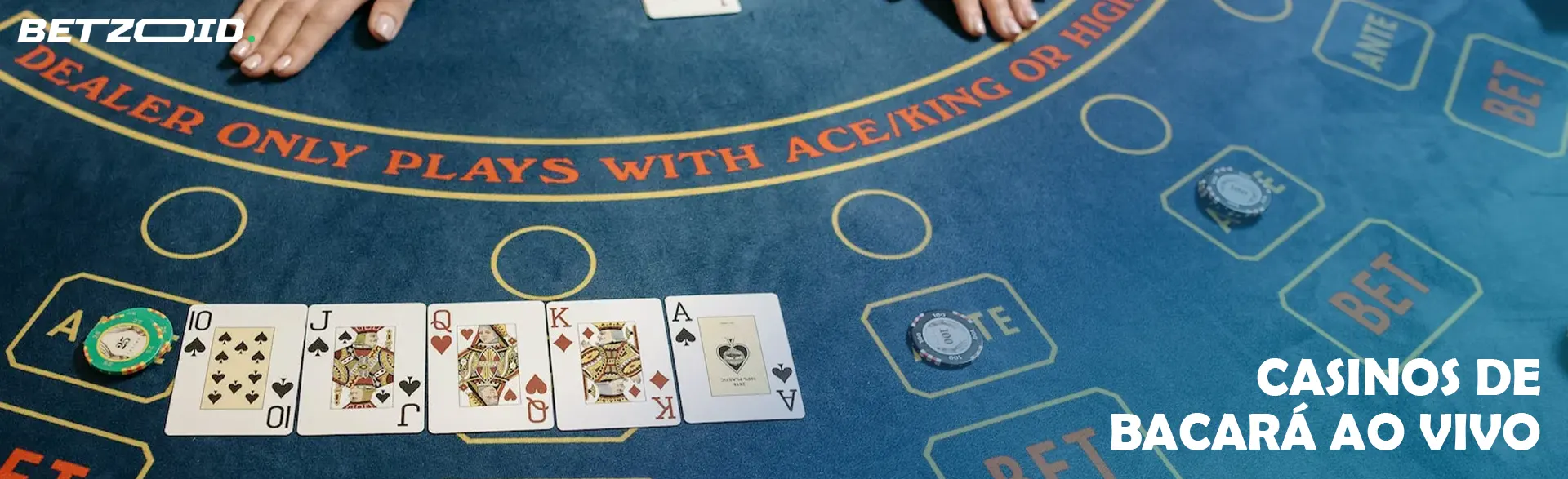 Cartas e fichas na mesa de bacará.